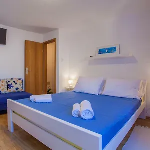 M Guest house Cres